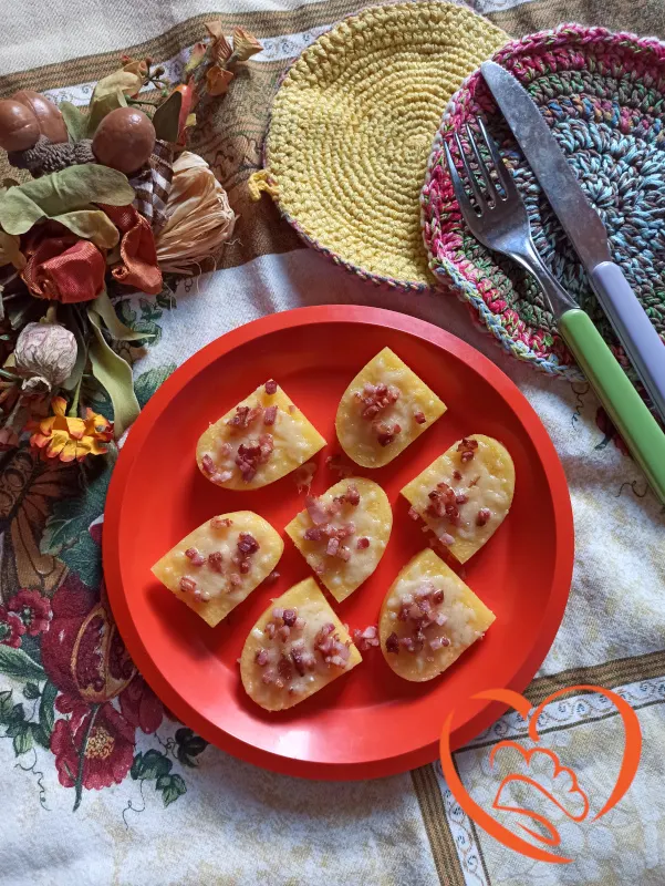Polenta gialla con formaggio e speck