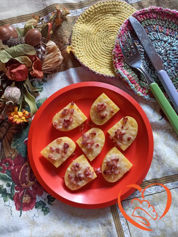Polenta gialla con formaggio e speck