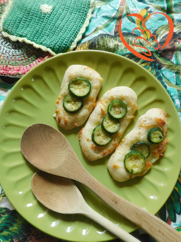 Lingue di focaccia con zucchine e mozzarella