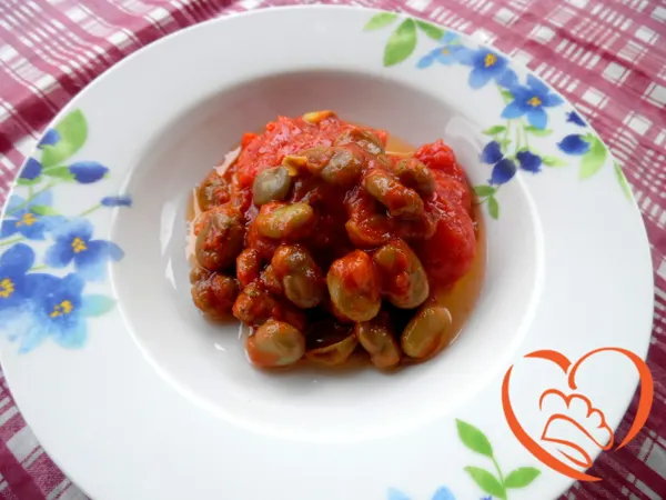 Fave con pomodori