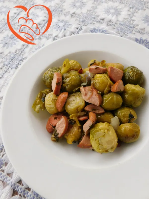 Cavolini saltati con wurstel