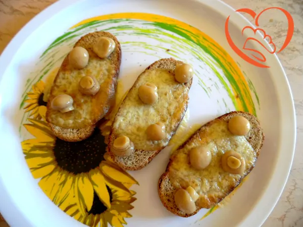 Bruschette con formaggio e funghetti