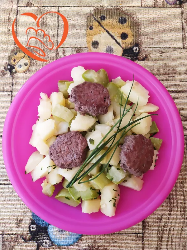 Mini hamburger di vitello con patate e zucchine