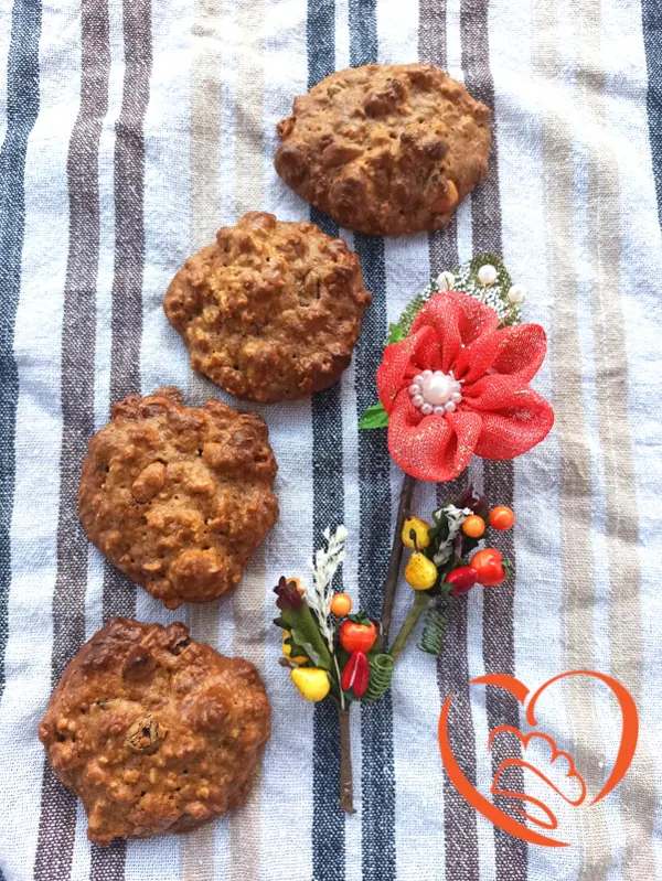 Biscotti con muesli, miele e uvetta