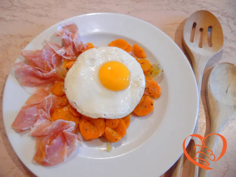 Uova al tegamino con prosciutto crudo e carote