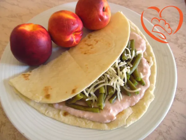 Piadina con mousse di prosciutto e fagiolini