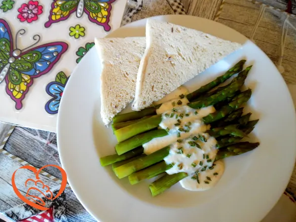 Asparagi con crema di formaggio