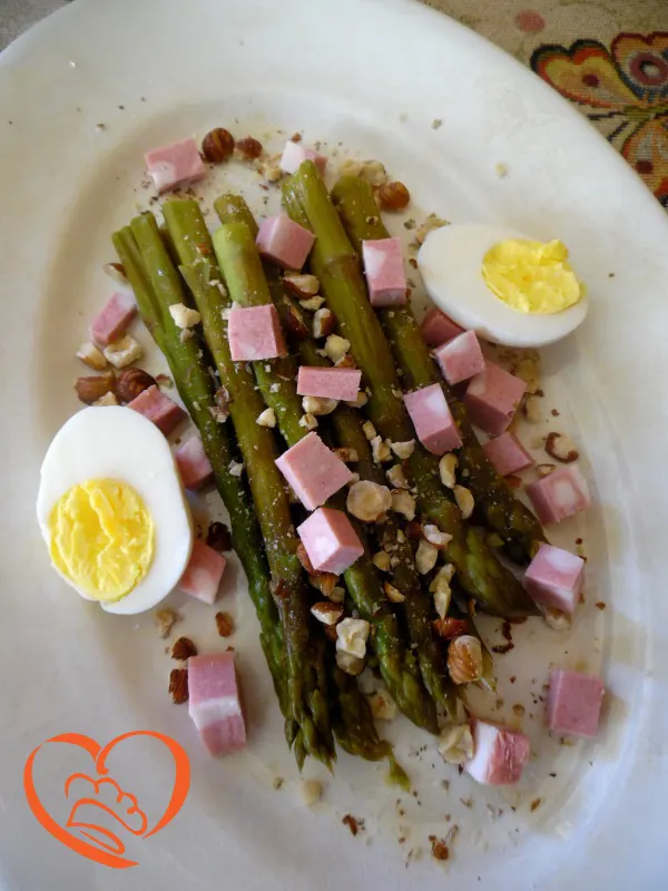 Asparagi con uova sode, mortadella e nocciole