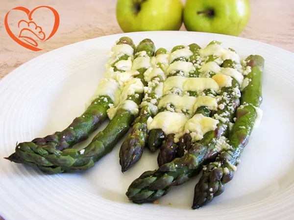 Asparagi verdi gratinati con formaggio