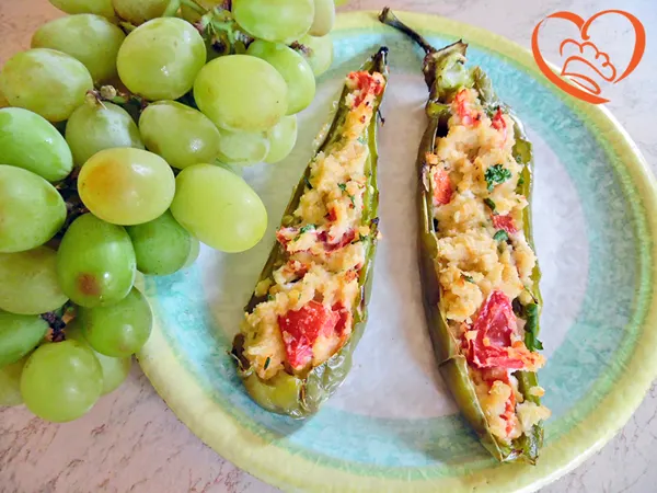 Barchette di peperoni ripieni con pane e ricotta