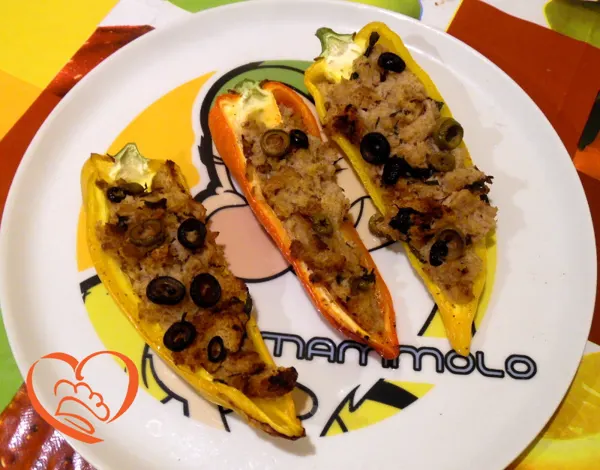 Barchette di peperoni ripiene di tonno e olive