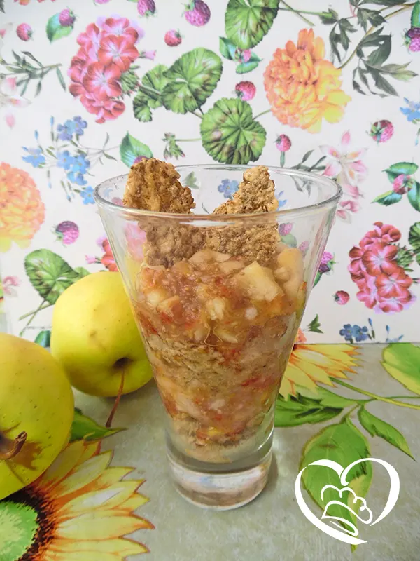 Bicchiere con polpa di frutta e cereali