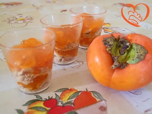 Bicchierini di cachi con biscotti