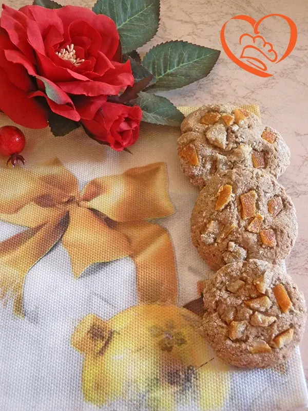Biscotti con canditi di arancia