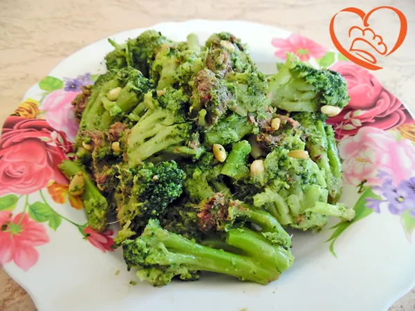 Broccoli con acciughe e pinoli