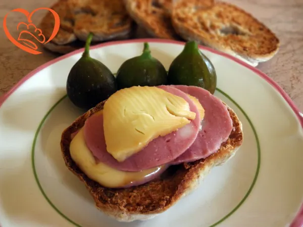 Bruschette di friselle con scamorza e mortadella