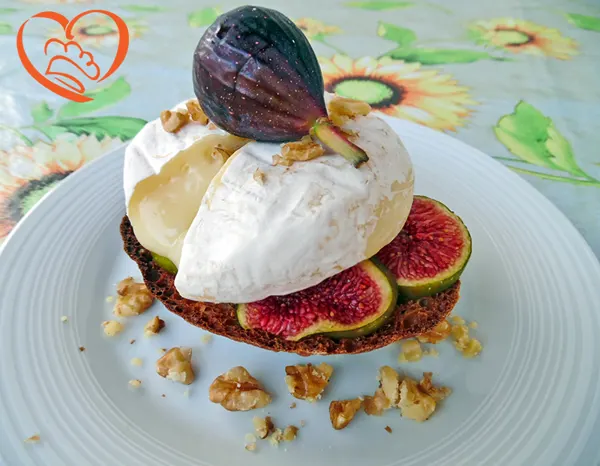Bruschetta con tomino, fichi e noci
