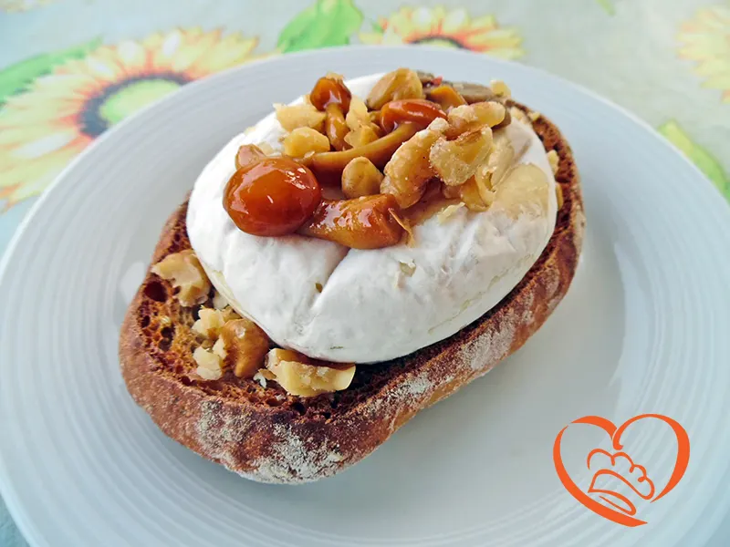 Bruschetta con tomino, chiodini e noci
