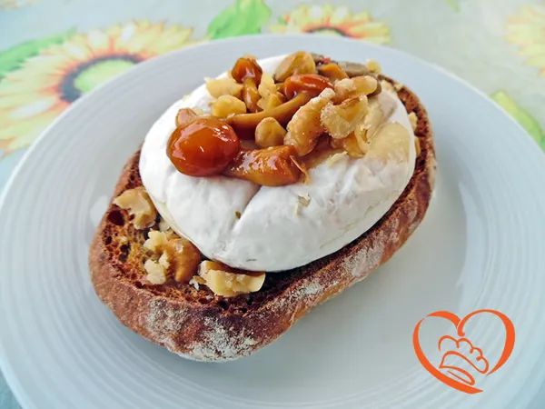 Bruschetta con tomino, chiodini e noci