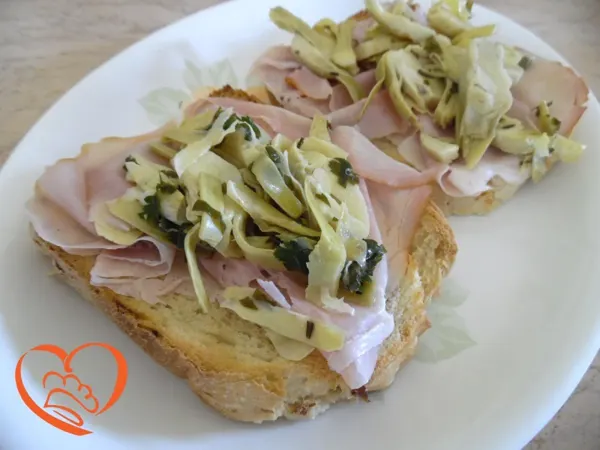 Bruschette con carciofi e prosciutto cotto