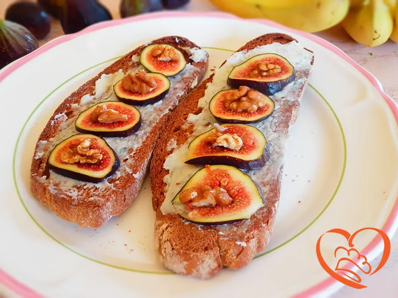 Bruschette con gorgonzola,fichi e noci