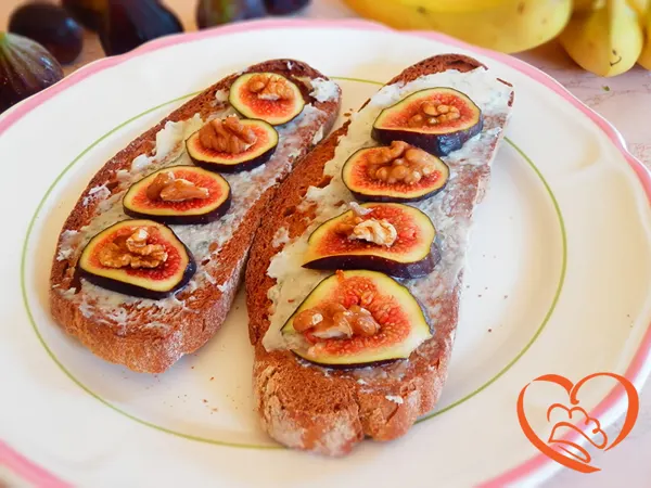 Bruschette con gorgonzola,fichi e noci