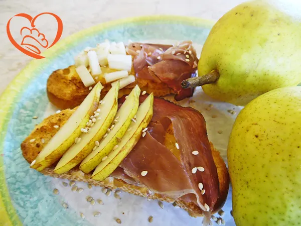 Bruschette Parmigiano, pere e speck
