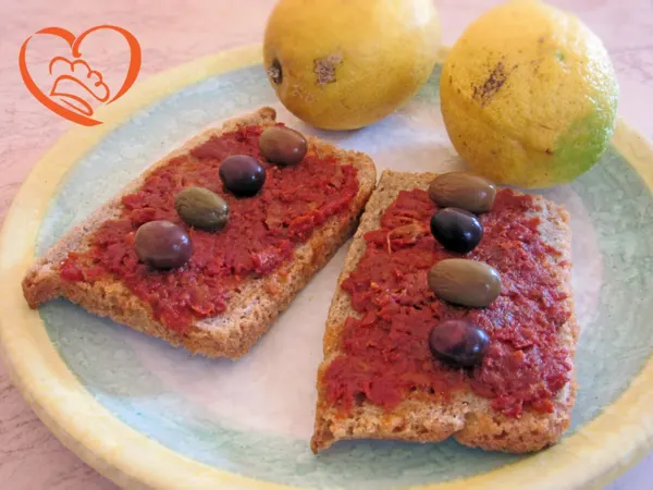 Bruschette con pate’ di pomodori secchi e olive liguri