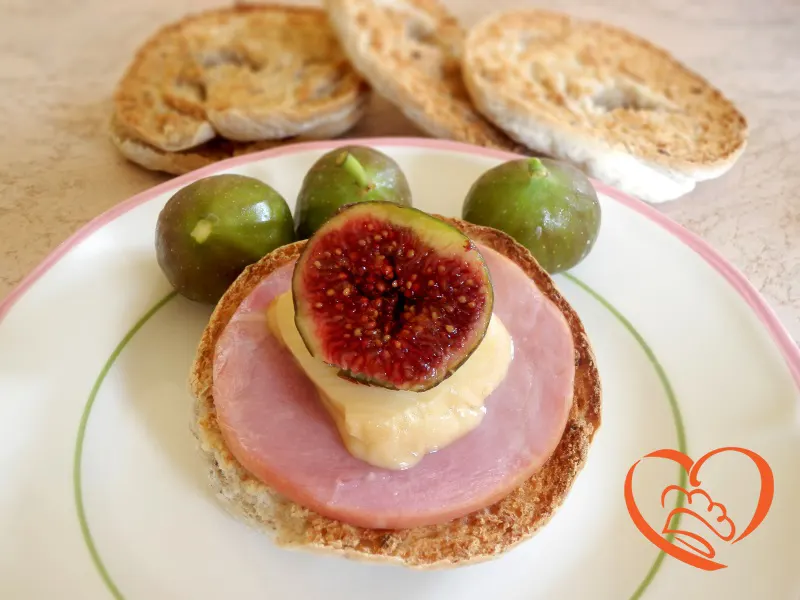 Bruschette di friselle con prosciutto, scamorza e fichi