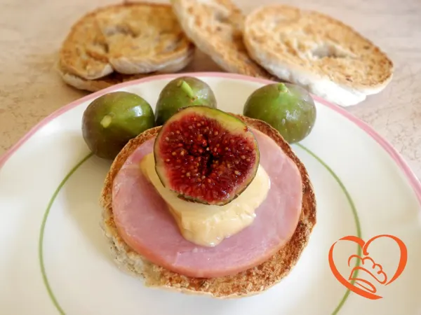 Bruschette di friselle con prosciutto, scamorza e fichi