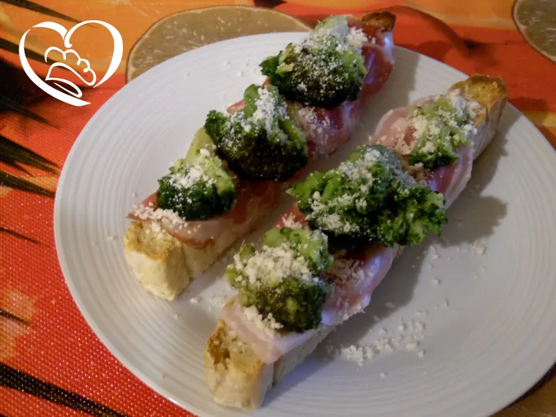 Bruschettone con pancetta, broccoli e Parmigiano