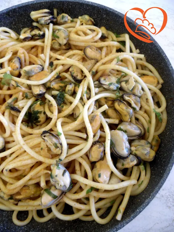 Bucatini con cozze e bottarga
