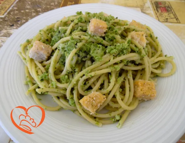 Bucatini con pesto di sedano e salmone