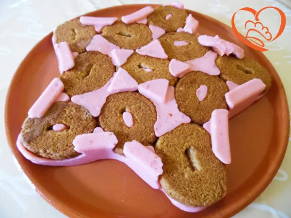 Budino rosa con biscotti