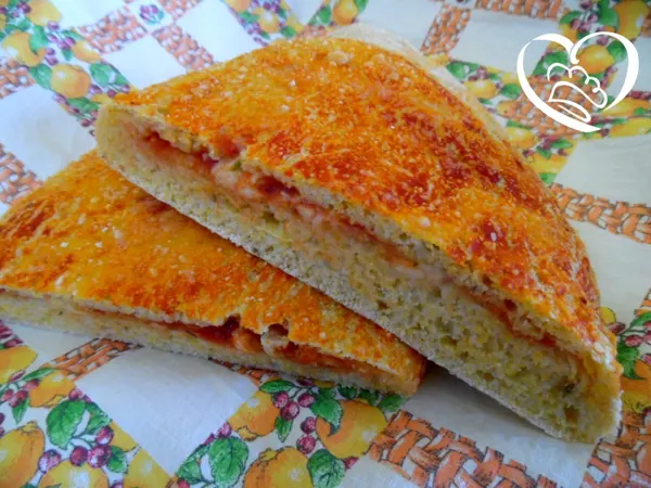 Calzone con pomodoro e mozzarella