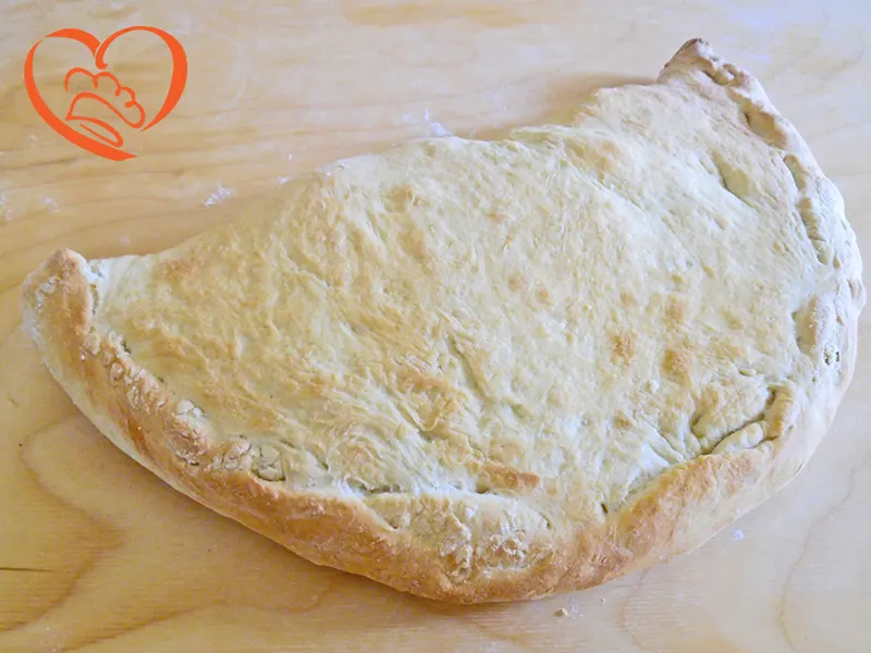 CALZONE_PROSCIUTTO_MOZZARELLA_FUNGHI_CARCIOFI.JPG