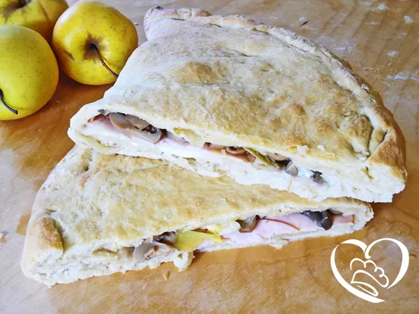 Calzone con prosciutto cotto, mozzarella, funghi e carciofini