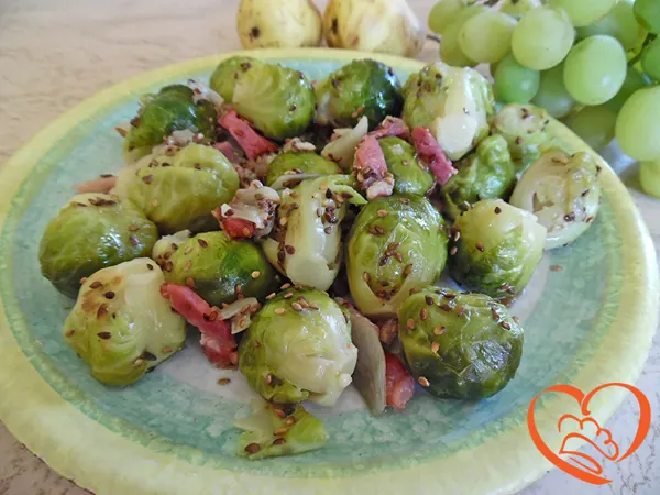 Cavolini saltati con speck e sesamo