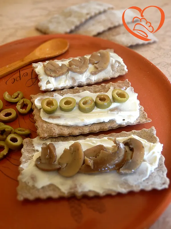 Chiacchiere salate con formaggio