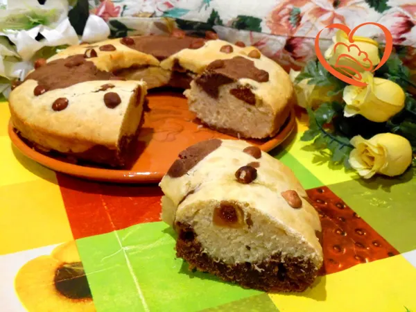 Ciambella bicolore con fichi e nocciole
