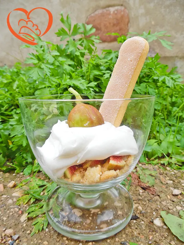 Coppa con mousse di cioccolato bianco, fichi e savoiardi