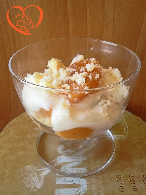 Coppa chantilly e pesche sciroppate
