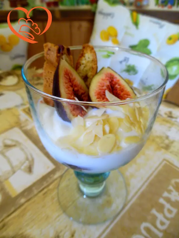 Coppa con yogurt, fichi e mandorle