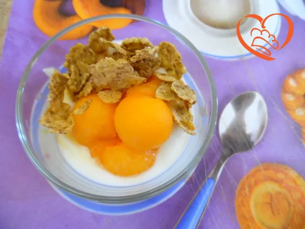 Coppetta di yogurt, melone e cereali