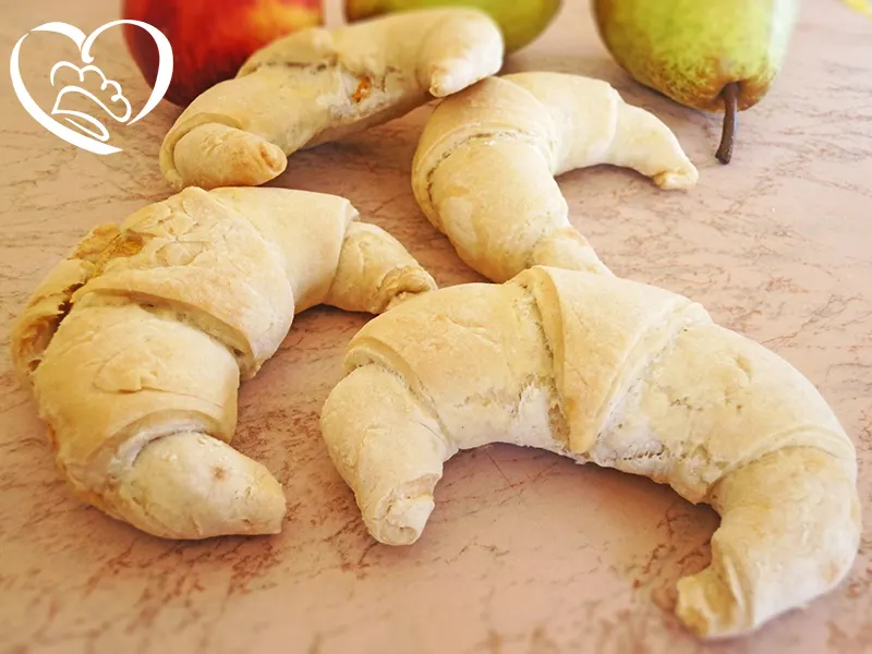 Cornetti di pane con fiori di zucca