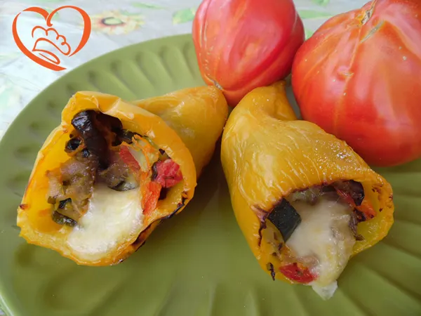Corni portafortuna ripieni di verdure e formaggio