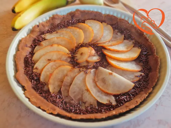 Crostata di castagne, con glassa al cioccolato fondente e pere