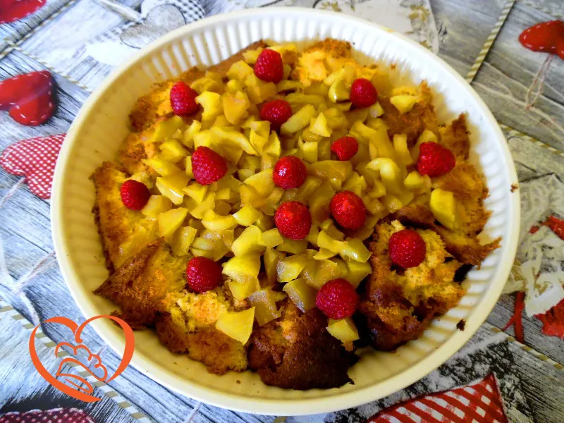 Finta crostata di pandoro, mele e lamponi