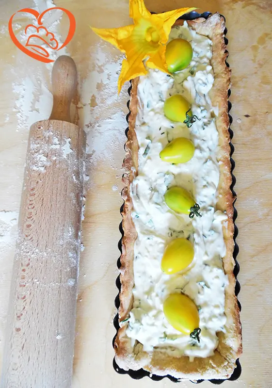 Crostata con pomodorini gialli e formaggio aromatico