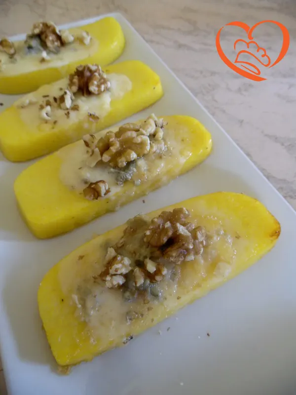 Crostini di polenta con gorgonzola e noci